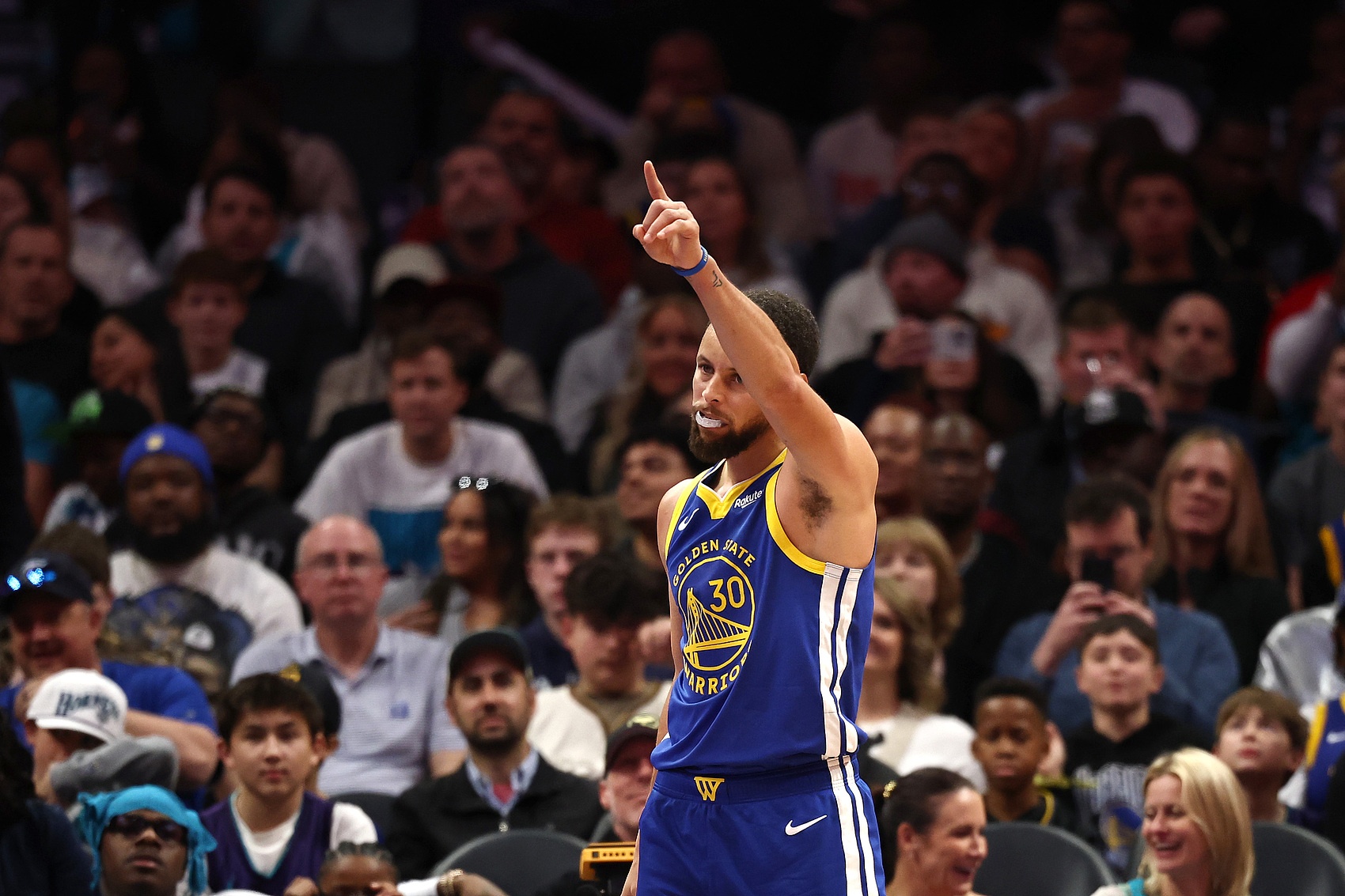 od体育官网-勇士让库里小伤大养&直接报销是对的 这赛季唯一重要的是抽乐透签